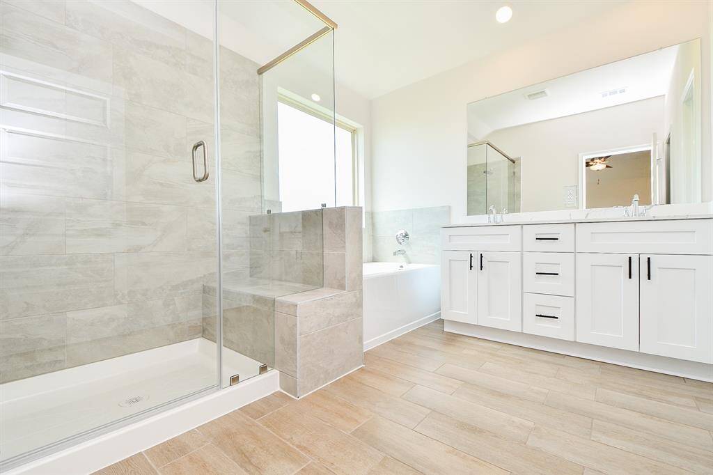 Discover this luxury spa-like bathroom.