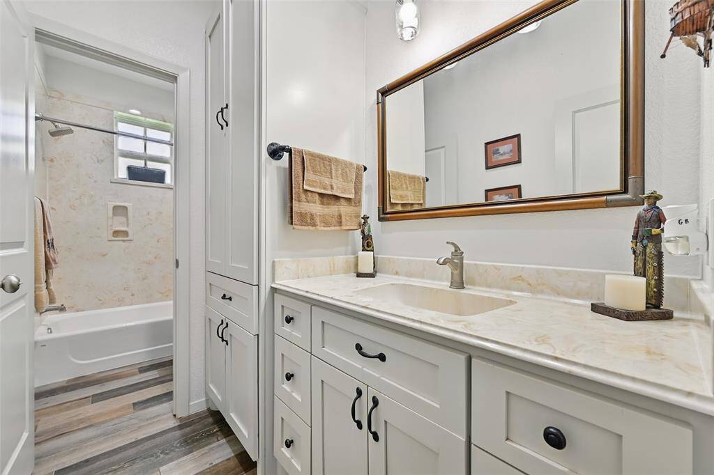 Full bath 2