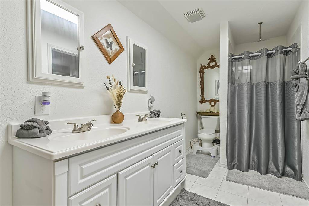 Garage apartment full bath