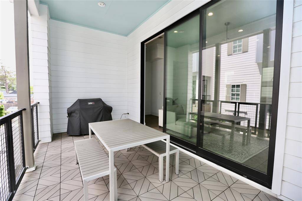 2nd floor spacious balcony; grill, table and benches included