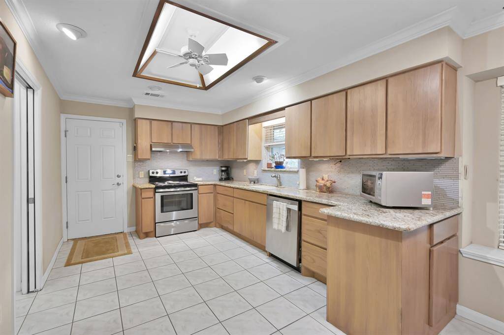 Large well designed kitchen with plenty of room for multiple cooks.
