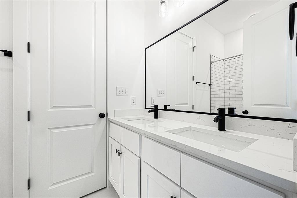 jack/jill bathroom
