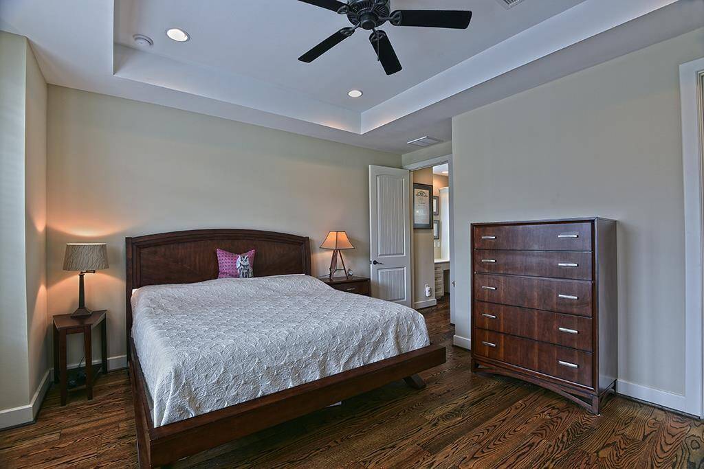 Alternate photo of primary to show it can easily accommodate a king size bed and large accessories