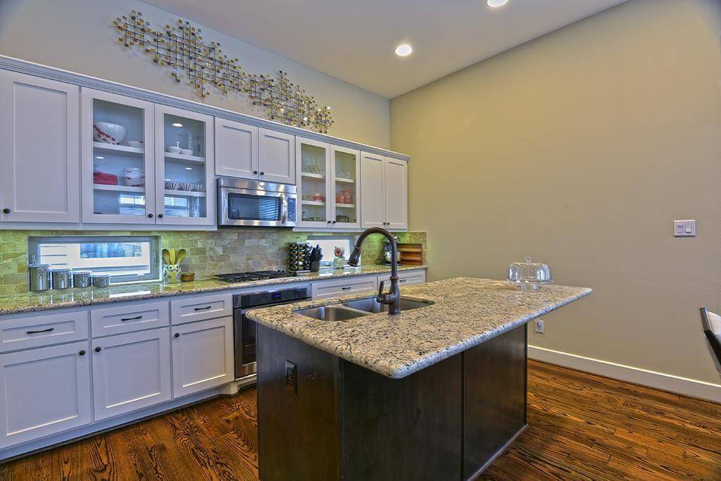 Lots of prep space in the kitchen!