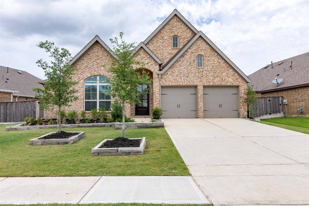 Very good curb appeal, welcoming glass front door and 2 car garage.