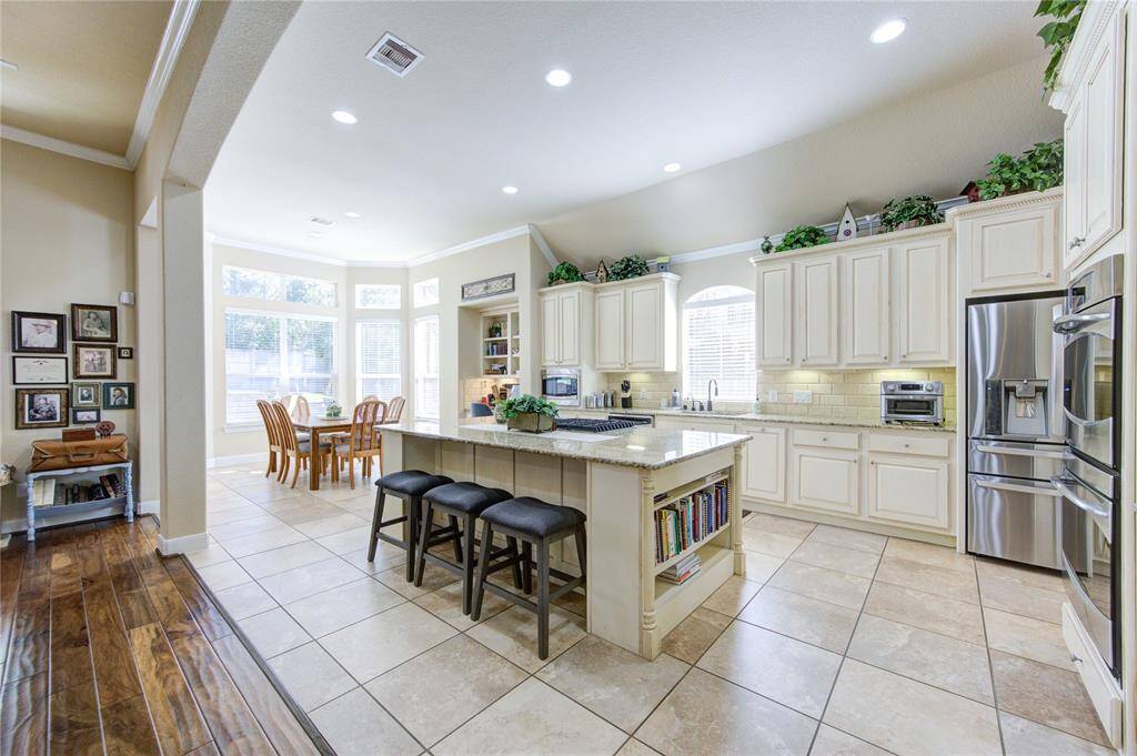 Dual Ovens and Island Storage