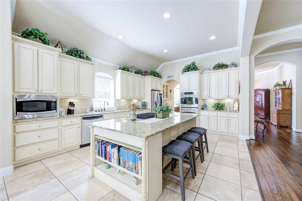 Chef's Kitchen with Breakfast Bar