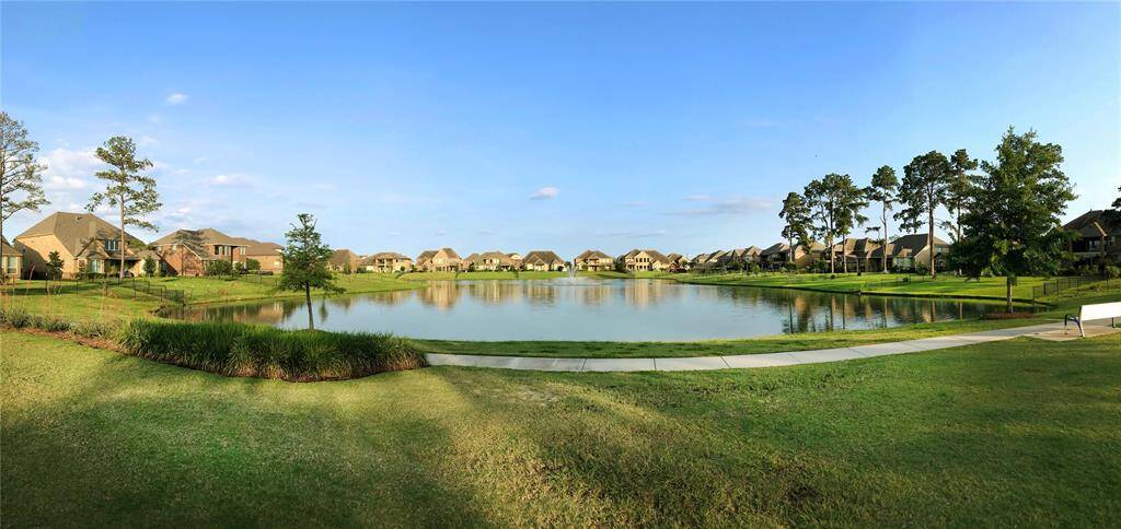 The aerial view highlights a spacious backyard with peaceful lake views, creating a relaxing and scenic space for outdoor activities.