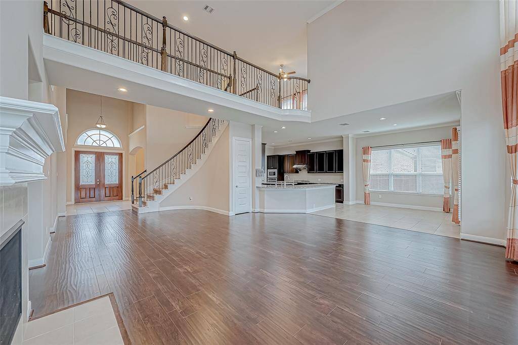 The layout highlights the room's depth and open, flowing design, perfect for family gatherings and entertaining.