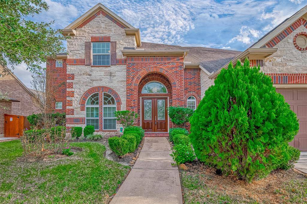 Welcome to this stunning two-story home in Katy, Houston, Texas, featuring 5 bedrooms and 4 full bathrooms. Set in a vibrant community with serene lakes, a recreation center, pool, and scenic walking trails. Zoned to highly-rated Katy ISD schools, this home offers an exceptional lifestyle in a desirable location.