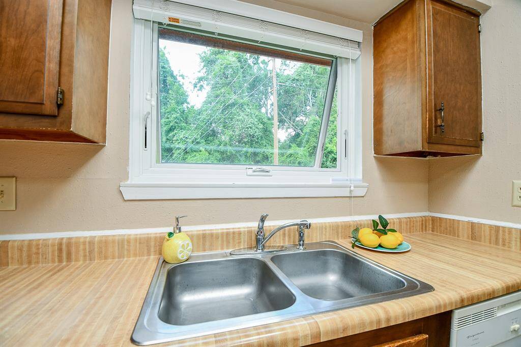 Anderson Windows throughout the home offers Double paned energy-efficent glass and a Energy Star Ratings. Fibrex is 2X stronger than Vinyl and a large window offering a pleasant view from the kitchen.