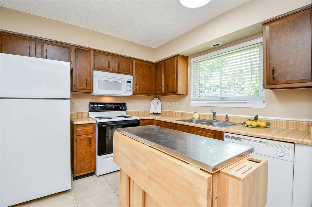 A central island offers additional prep space and flip up table perfect for a quick snack or breakfast coffee!