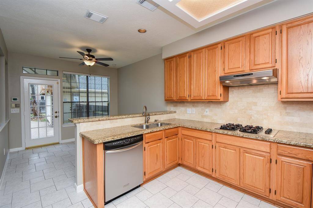 In the kitchen you will find a convenient breakfast bar - perfect for casual dining.