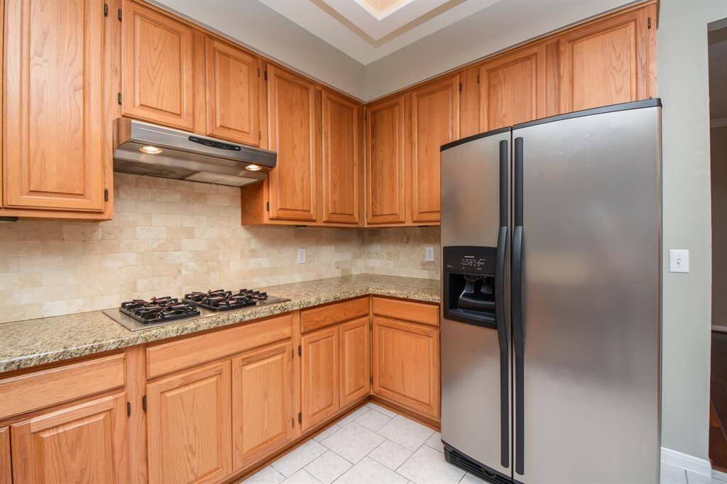 Enjoy preparing all your favorite meals on the gas range and granite counters.