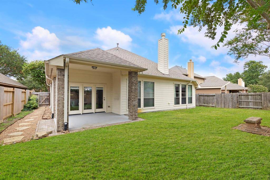 Close to schools, easy access into city on Grand Parkway, shopping and dining - all set in a resort-style master planned community!