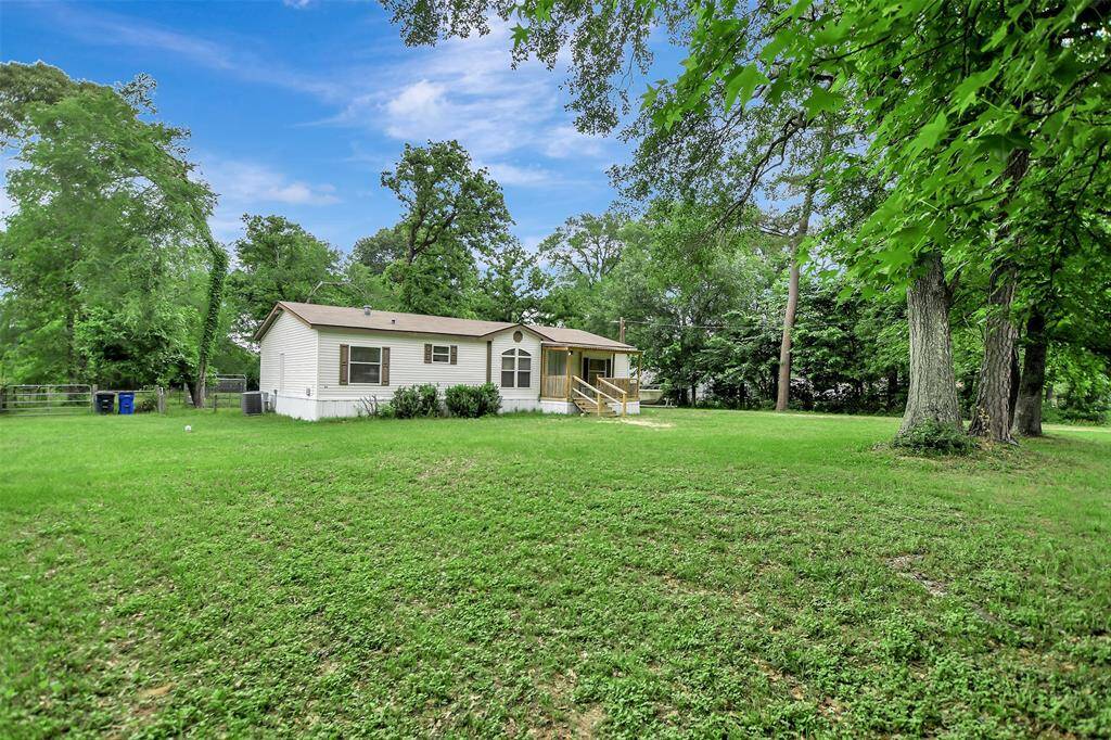 Spacious Front Yard