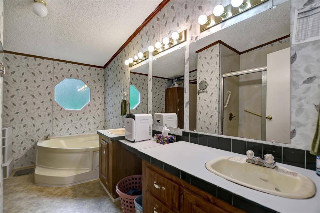 Primary bathroom soaking tub