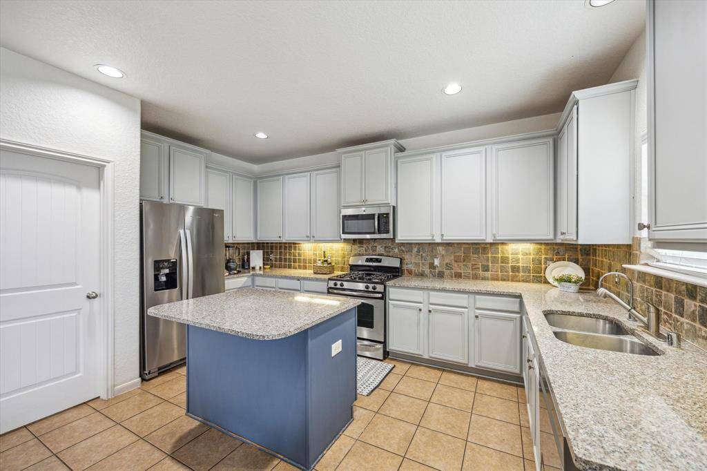 GRANITE COUNTERS AND STAINLESS STEEL APPLAIANCES