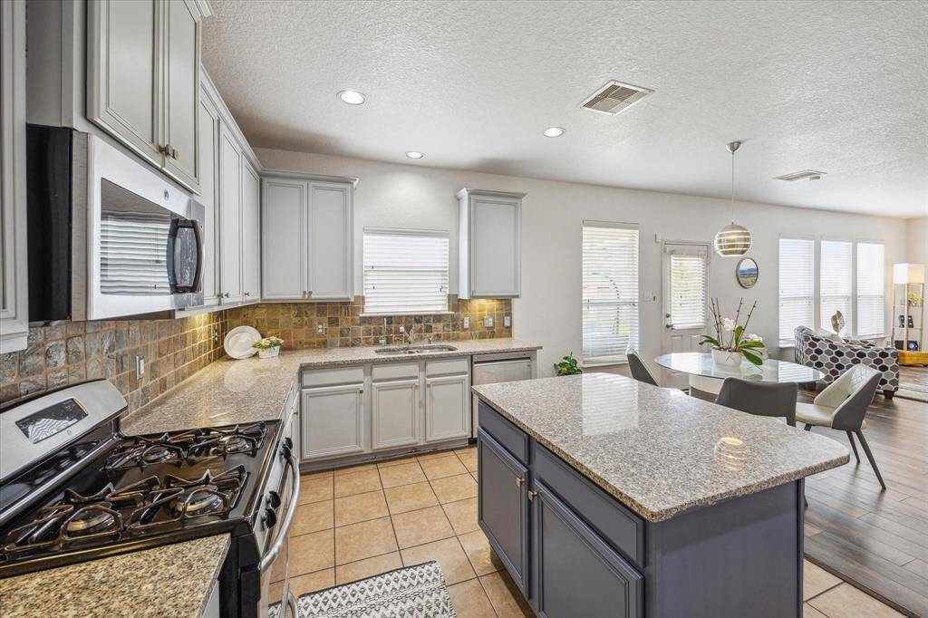 ENJOY COOKING AND BAKING IN THIS SUPERB KITCHEN