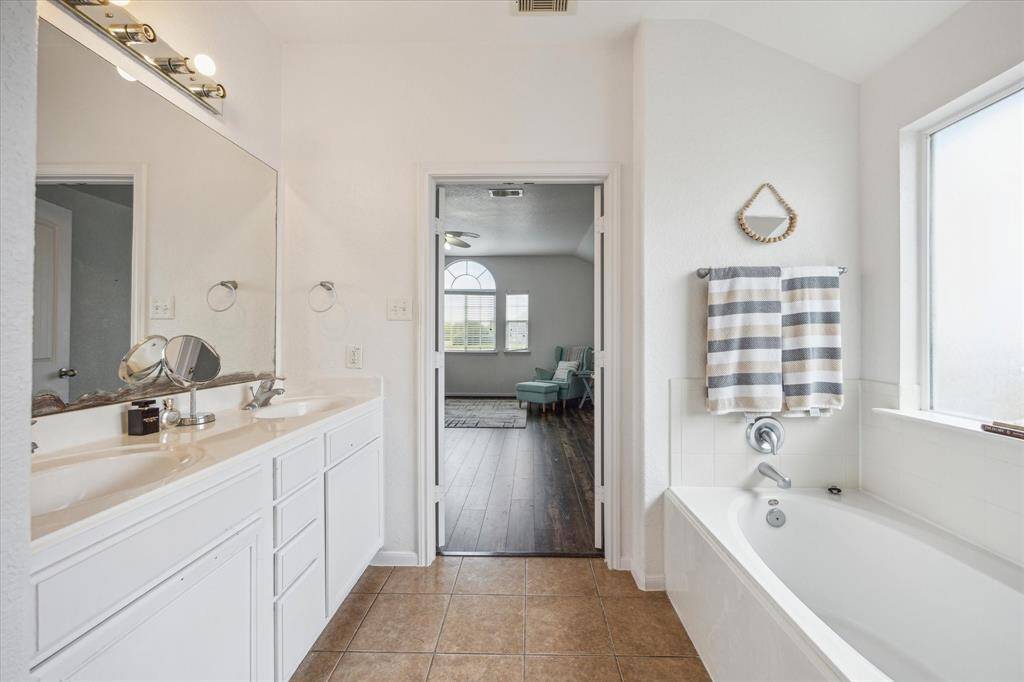 UPSTAIRS PRIMARY BATH