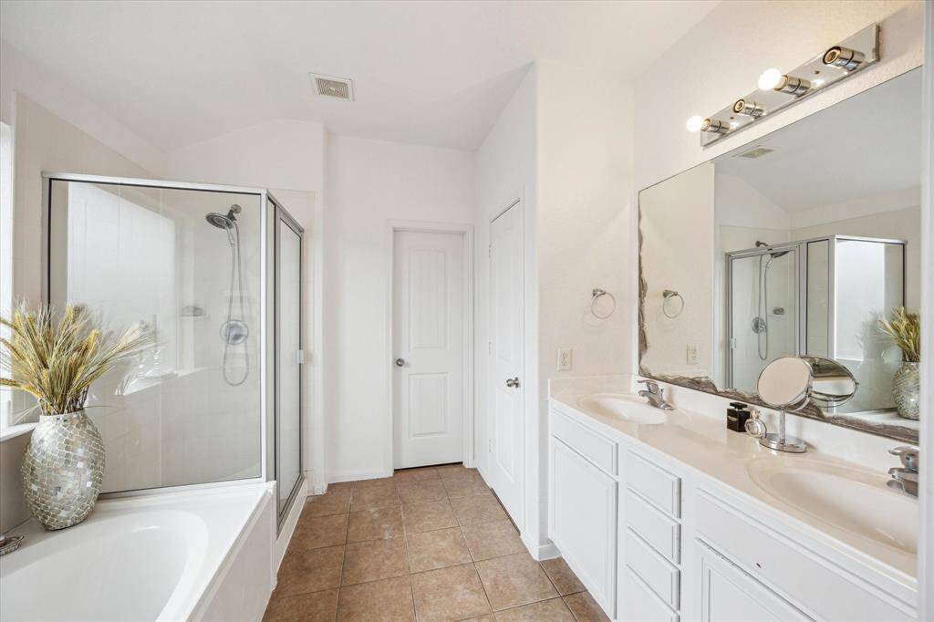 UPSTAIRS PRIMARY BATH