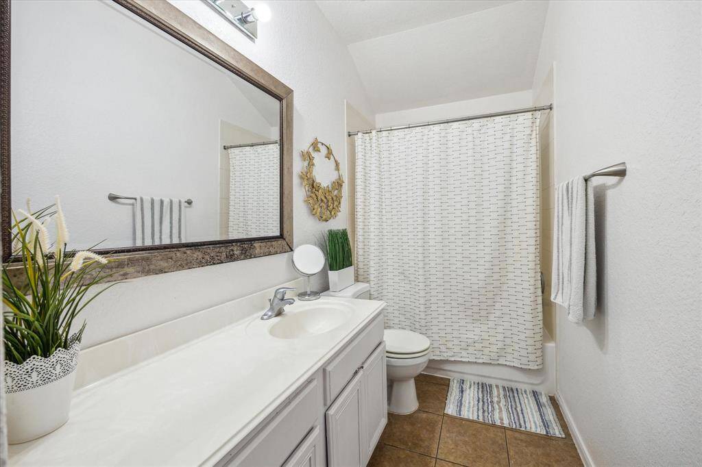 UPSTAIRS SECONDARY BATHROOM
