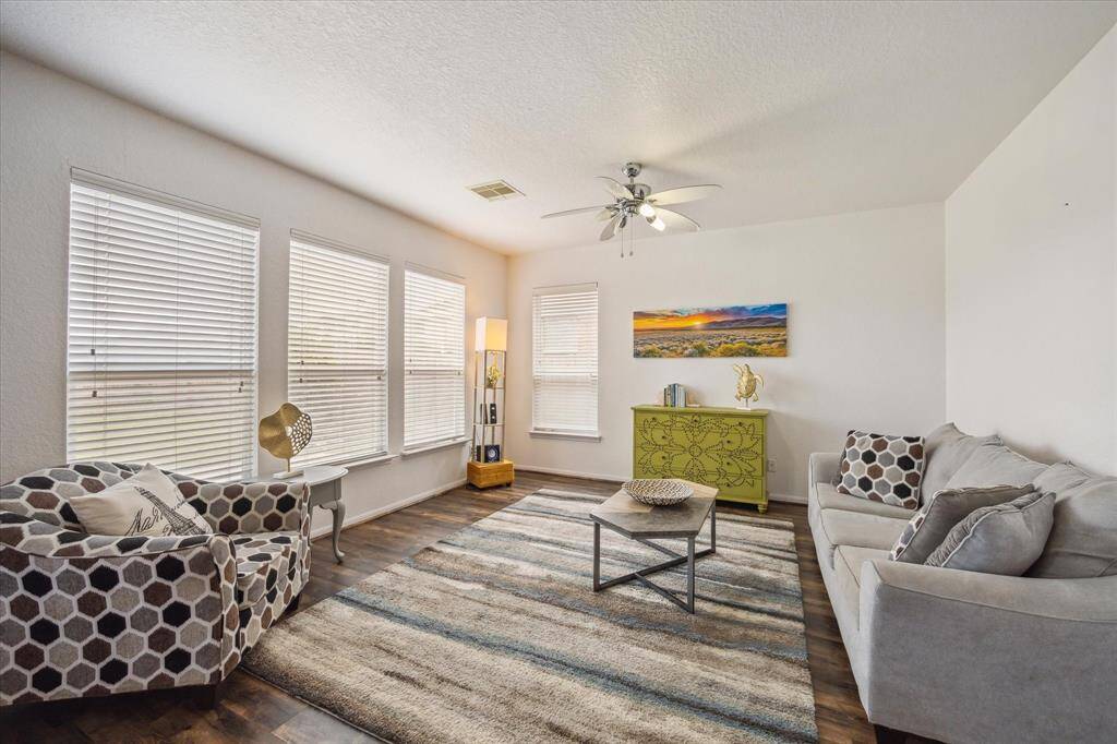 JOYFUL LIVING ROOM