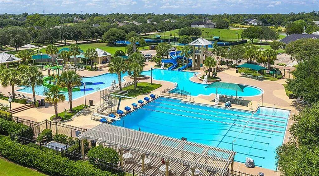 Sienna residents can enjoy 5 pools, 2 fitness gym, year-round activities, award-winning schools and more!