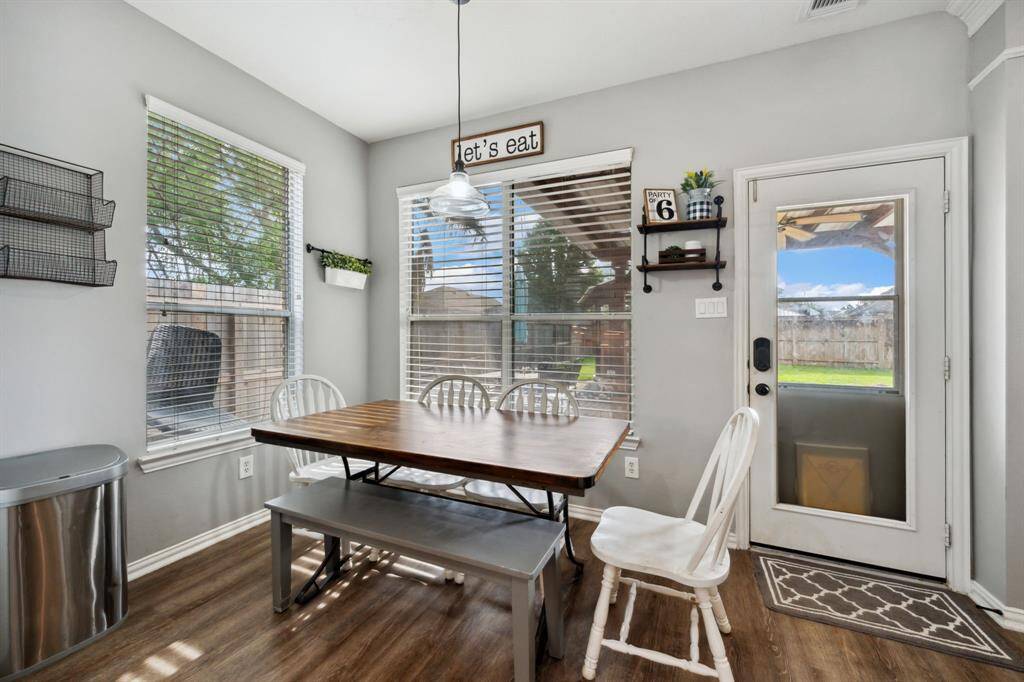 Kitchen seating area