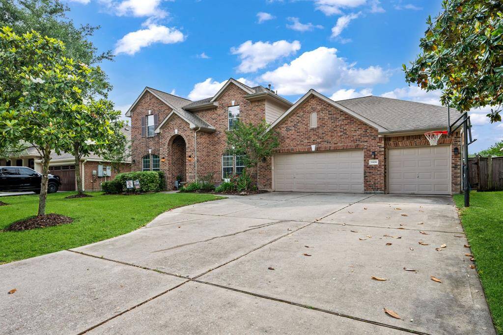 5 bdrm, 3 1/2 bath with 3 car garage, and pool!