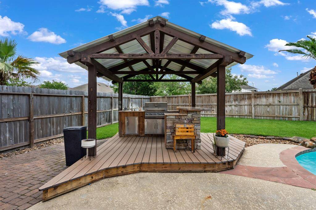 Even an outdoor kitchen!