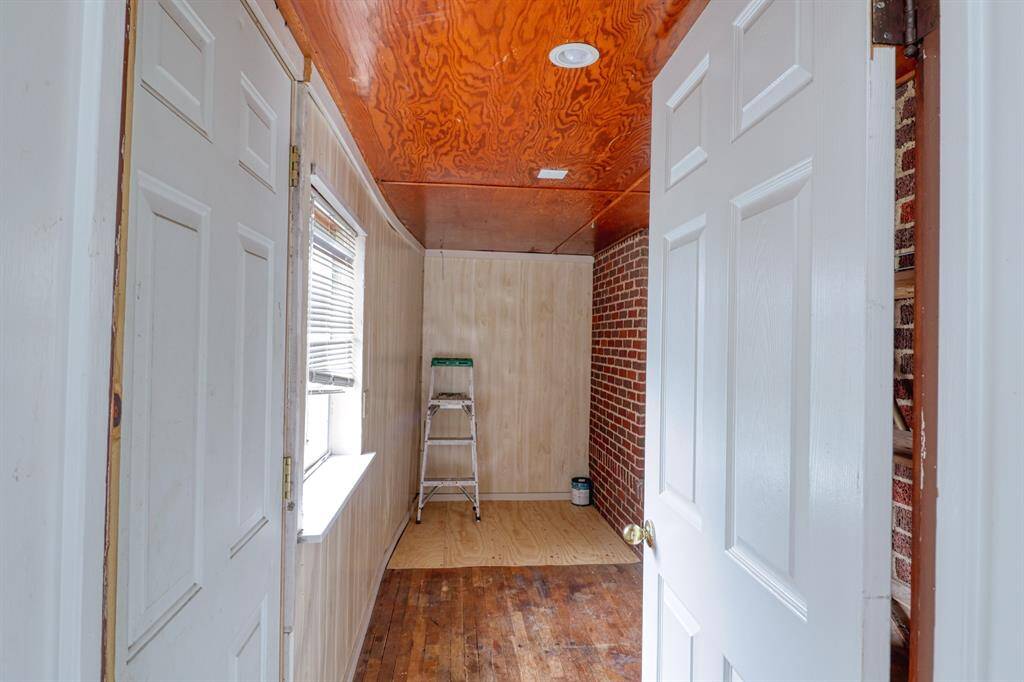 Large utility room off the kitchen. Perfect to put shelves in for extra storage.