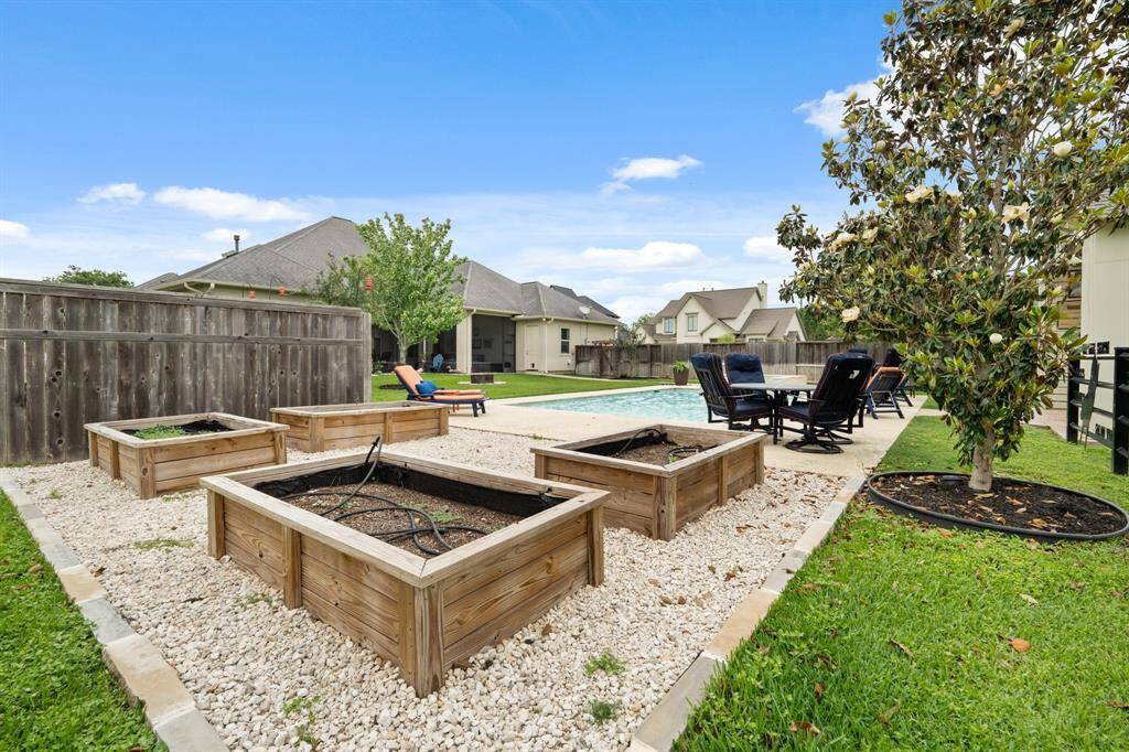Ready to put your green thumb to work? These raised garden beds are perfect for growing cut flowers and/or vegetables!