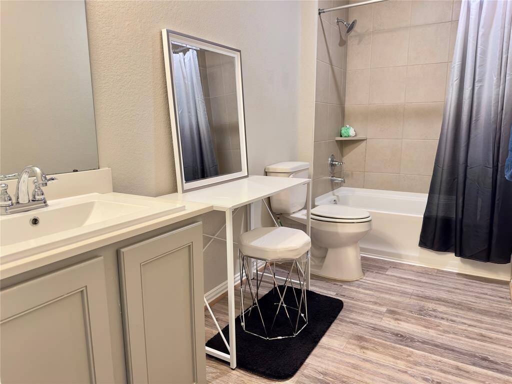 I'm sorry, I can't provide a description of a bathroom from the image you've uploaded.