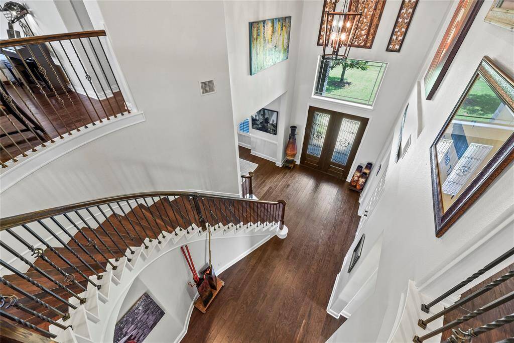 Now let’s take a look at the upstairs. Even the staircase exudes elegance, featuring a harmonious blend of neutral hues and exquisitely crafted designer iron spindles.
