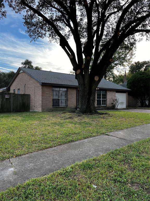 Corner lot, mature oak tree