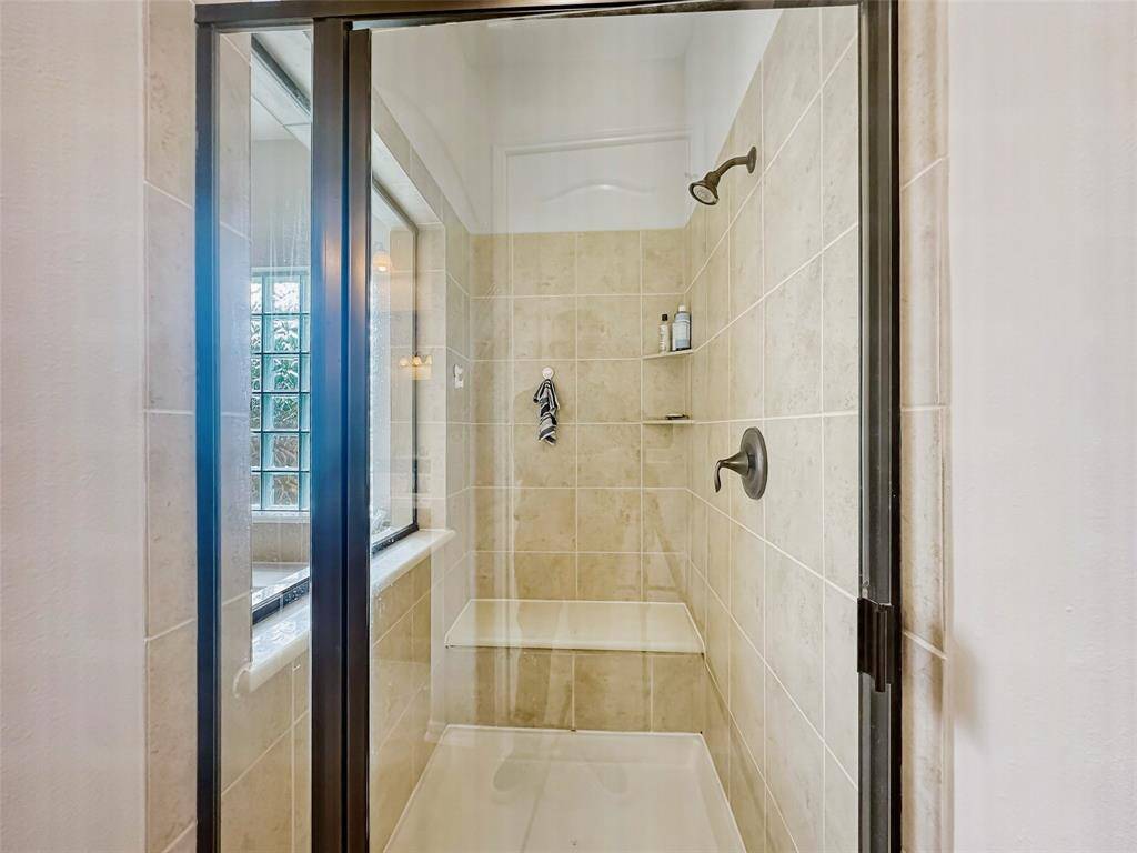 Large Spa like shower with bench!