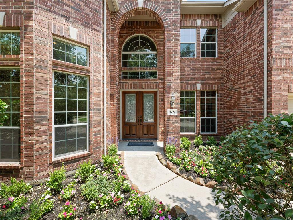 Large Oversized bakckyard with no back neighbors!