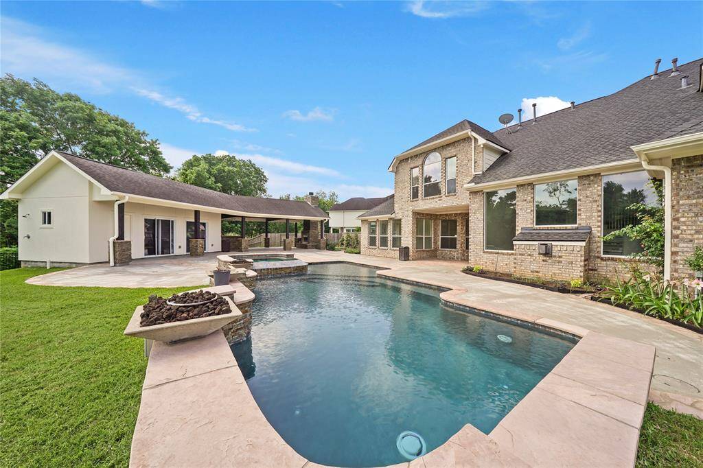 Gorgeous swimming pool and spa located on a 20,000+sqft lot.