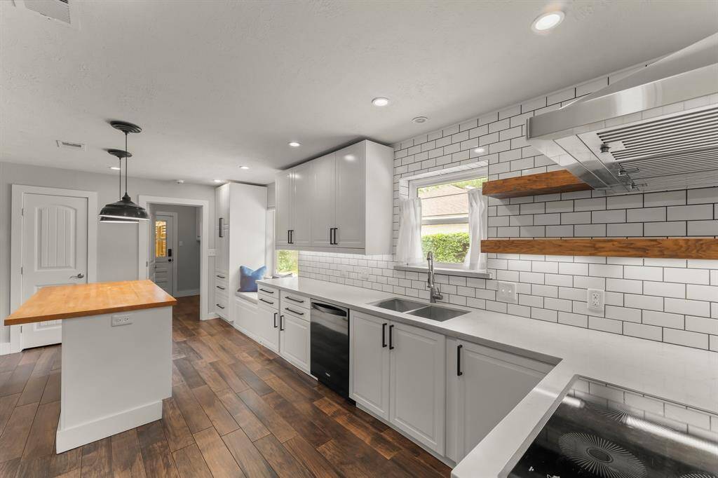 Plenty of counter space!