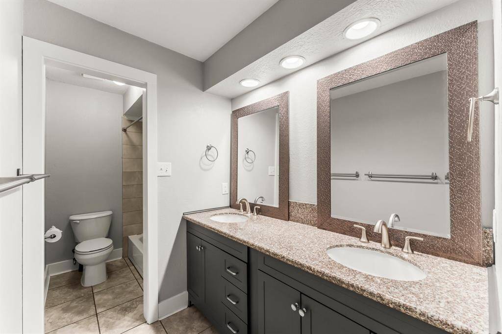 Secondary bathroom with double sinks!