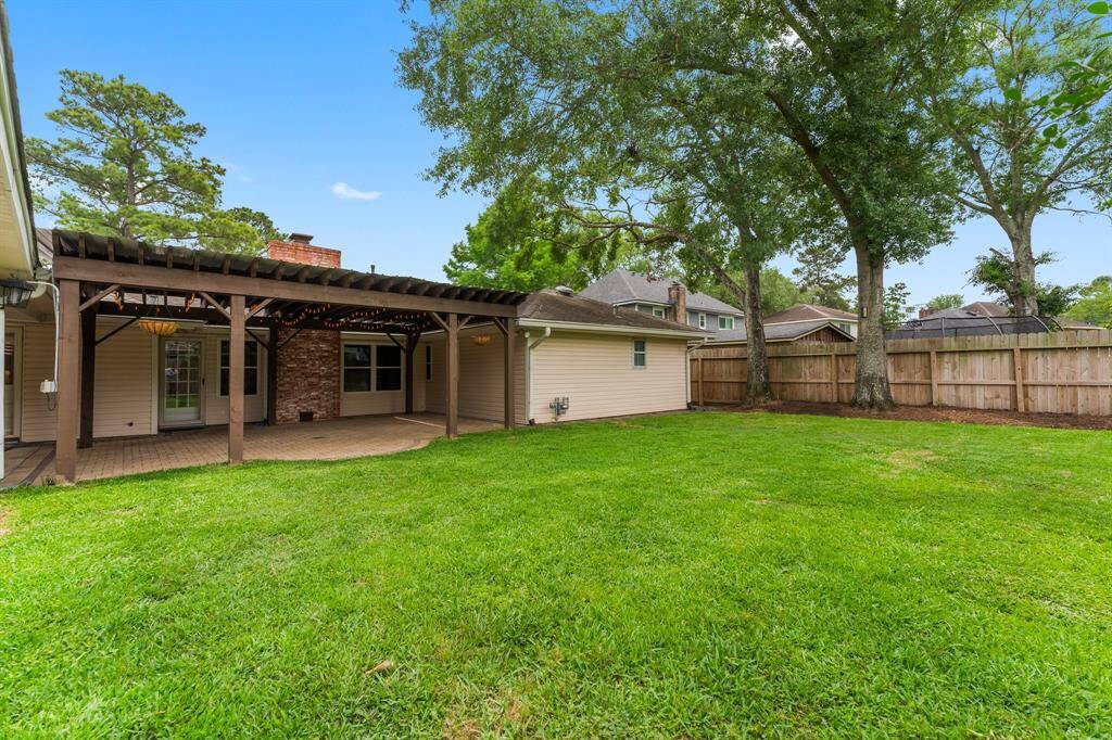 Large back yard, room for play set or trampoline!