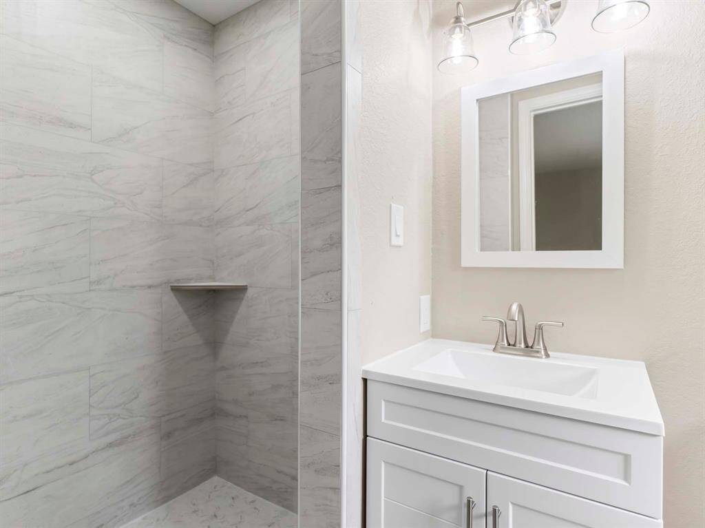 Upstairs Primary Bath