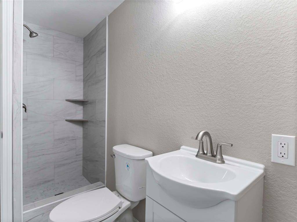 Bath between offices