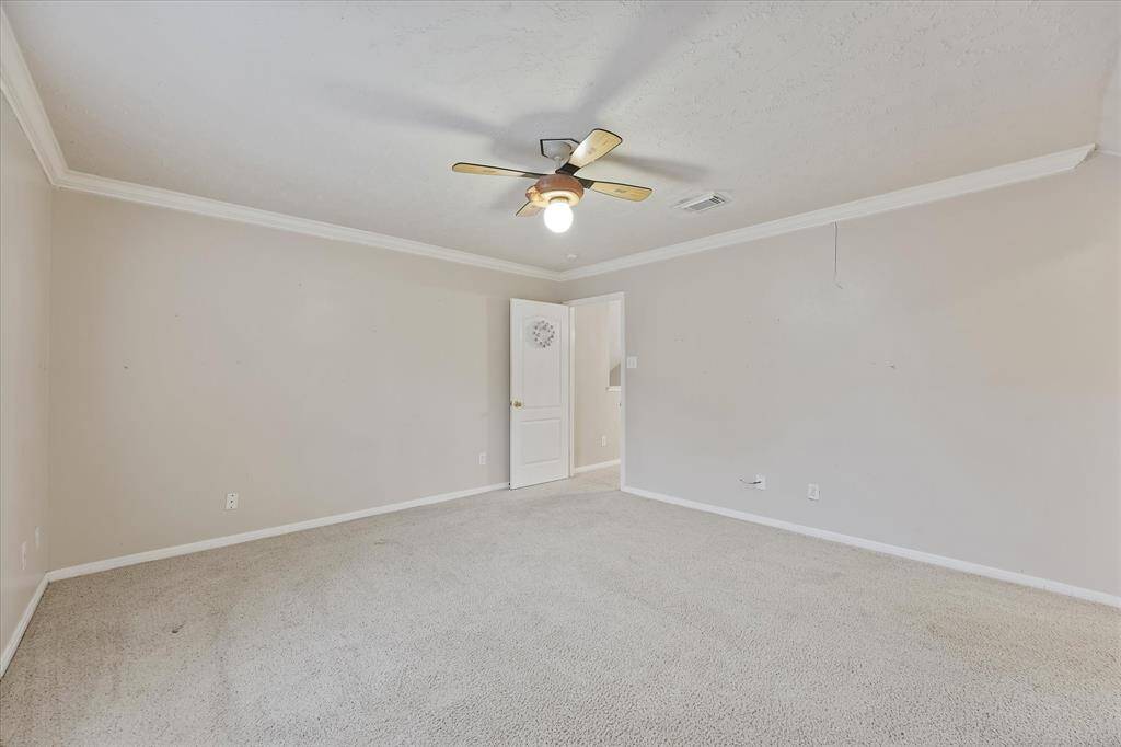 Large secondary bedroom.