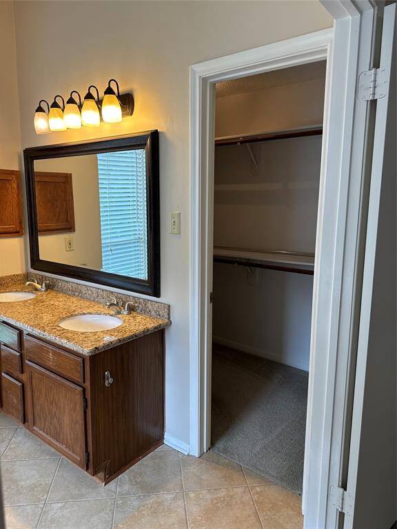 Walk in closet for plenty space