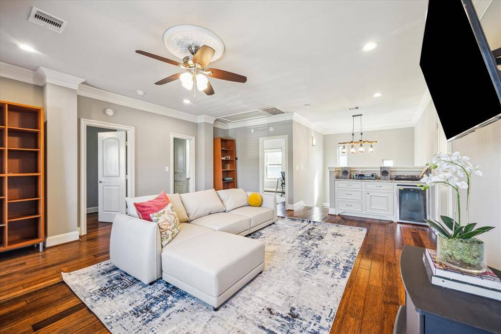 LARGE GAME ROOM LOCATED AT THE TOP OF THE STAIRS.