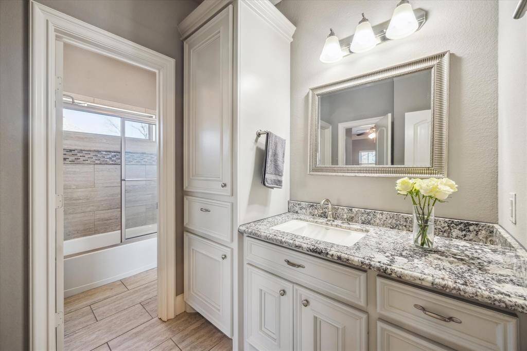 UPSTAIRS BATHROOM