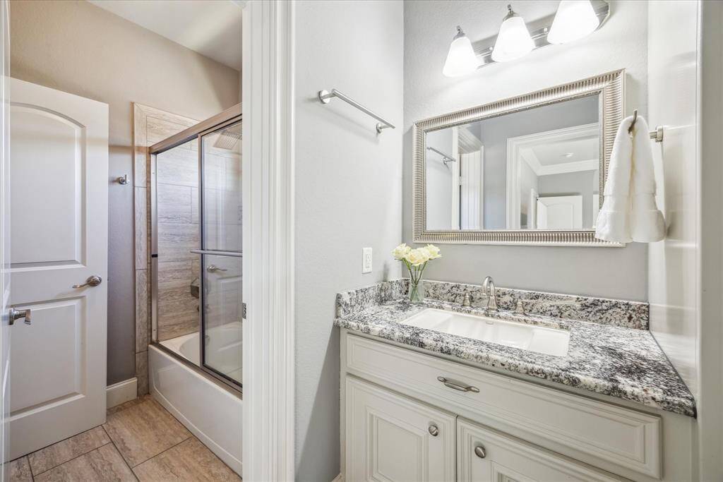 UPSTAIRS BATHROOM