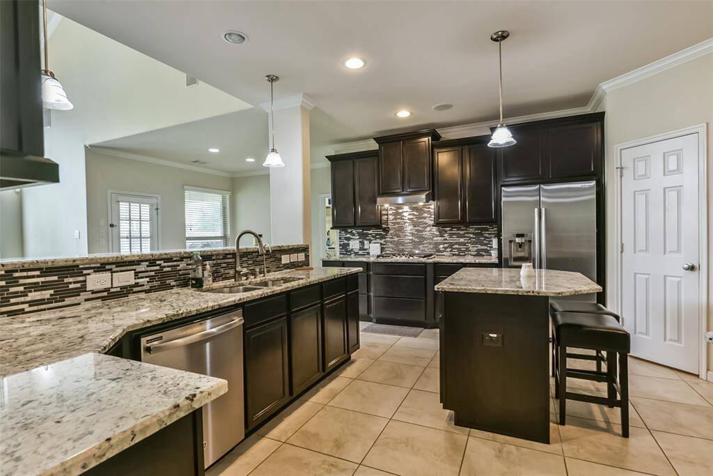 Step into this modern kitchen, wherefunctionality meets sophistication.